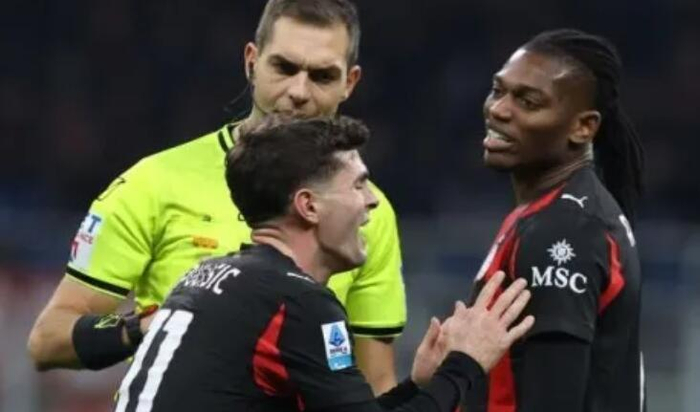 米兰双枪暗流涌动 莱奥不满普利西奇传球选择引