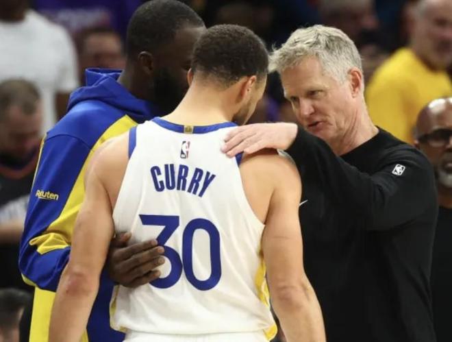 库里赛后坦言赛季结束的复杂情感：拥抱瞬间揭