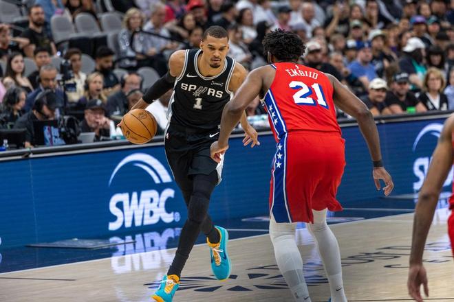 马刺力擒76人 文班亚马伤退恩比德34+12难救主