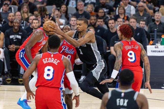 马刺力擒76人 文班亚马伤退恩比德34+12难救主