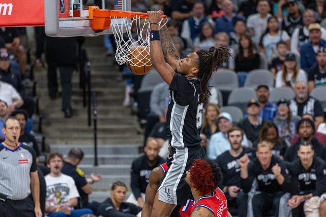 马刺力擒76人 文班亚马伤退恩比德34+12难救主