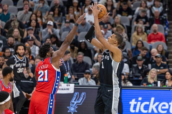 马刺力擒76人 文班亚马伤退恩比德34+12难救主