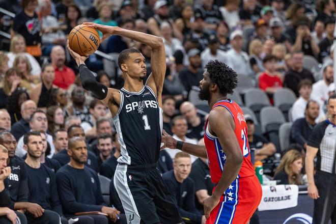 马刺力擒76人 文班亚马伤退恩比德34+12难救主