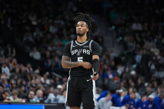 马刺力擒76人 文班亚马伤退恩比德34+12难救主